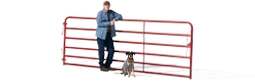 Perfil de un hombre apoyado contra una cerca roja con su perro sentado a su lado.